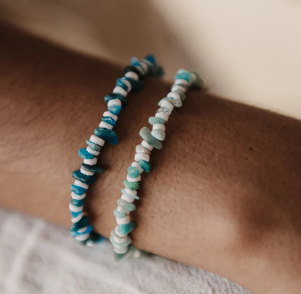 Pineapple Island Bracelet - Blue Shell Chipped Bead