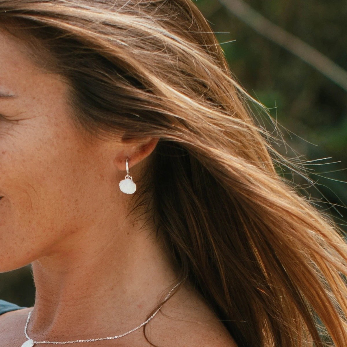 Pineapple Island Asri Seashell Huggie Hoop Earrings - Silver