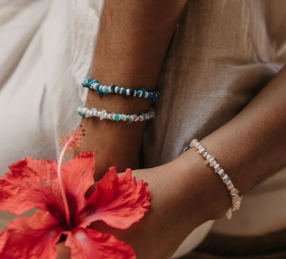 Pineapple Island Bracelet - Blue Shell Chipped Bead