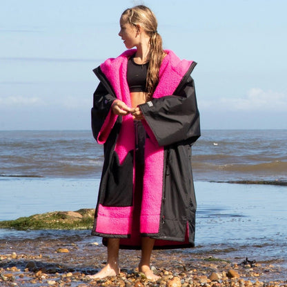 Dryrobe Advance Short Sleeve Changing Robe - Kids Age 5-9 - Black / Pink