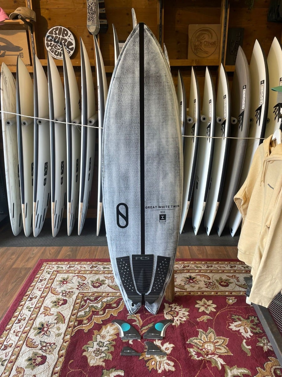 Firewire Great White Twin I-Bolic Core with Volcanic Lamination 5ft 7 Surfboard &amp; Fins - SECONDHAND SURFBOARD