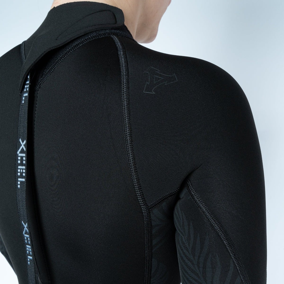 Xcel Women's 2mm Axis Long Sleeve Back Zip Boy Leg Shorty - Black Palm
